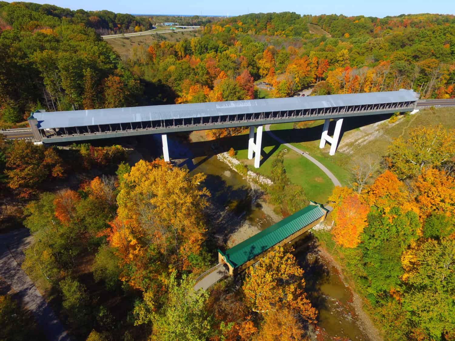 Ponte coperto panoramico nella contea di Ashtabula, Ohio.  Lo Smolen-Gulf Bridge è il ponte di legno coperto più lungo degli Stati Uniti.