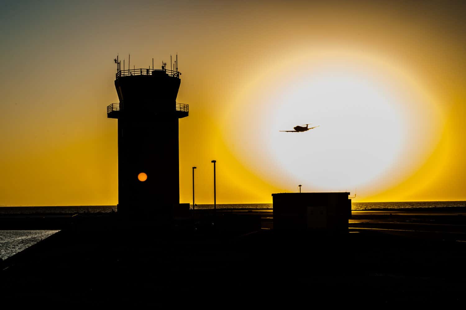 piccolo aereo decollo in alba Albert Whitted aeroporto di San Pietroburgo in Florida