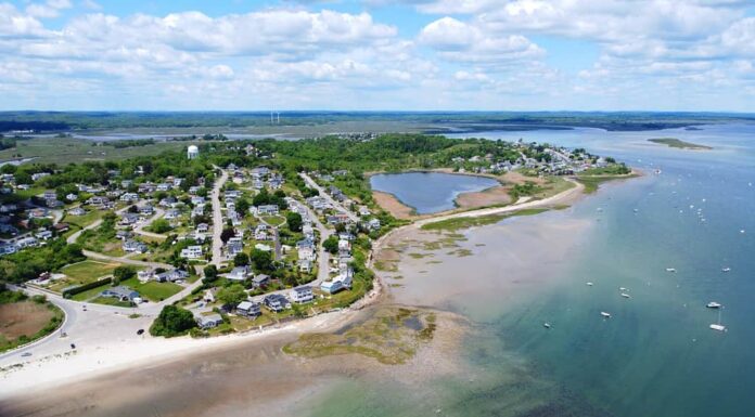 Villaggio storico sulla vista aerea di Great Neck e Pavilion Beach a Ipswich Bay nella città di Ipswich, Massachusetts MA, USA.