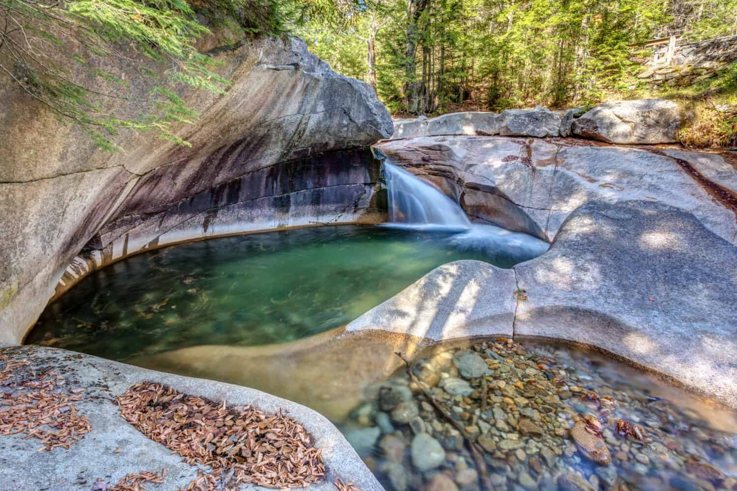 Stagni di smeraldo al bacino in Franconia Notch State Park, NH