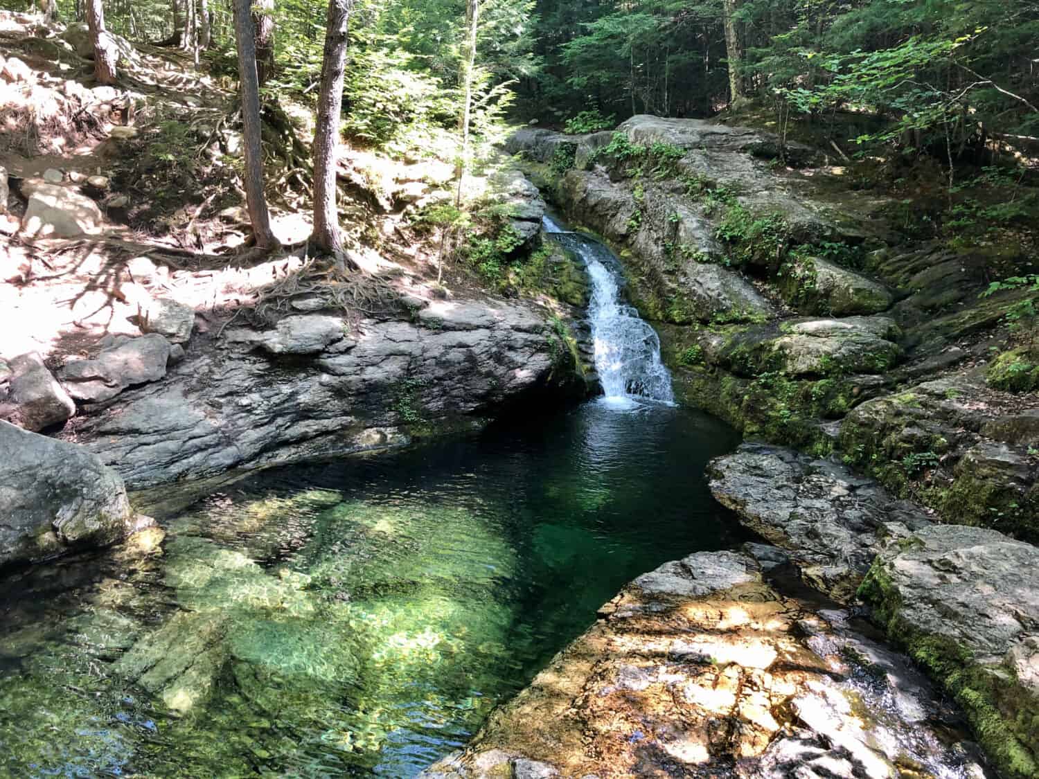 Verde smeraldo Rattlesnake Flume Piscina e cascata nel Maine vicino a Fryeburg in estate