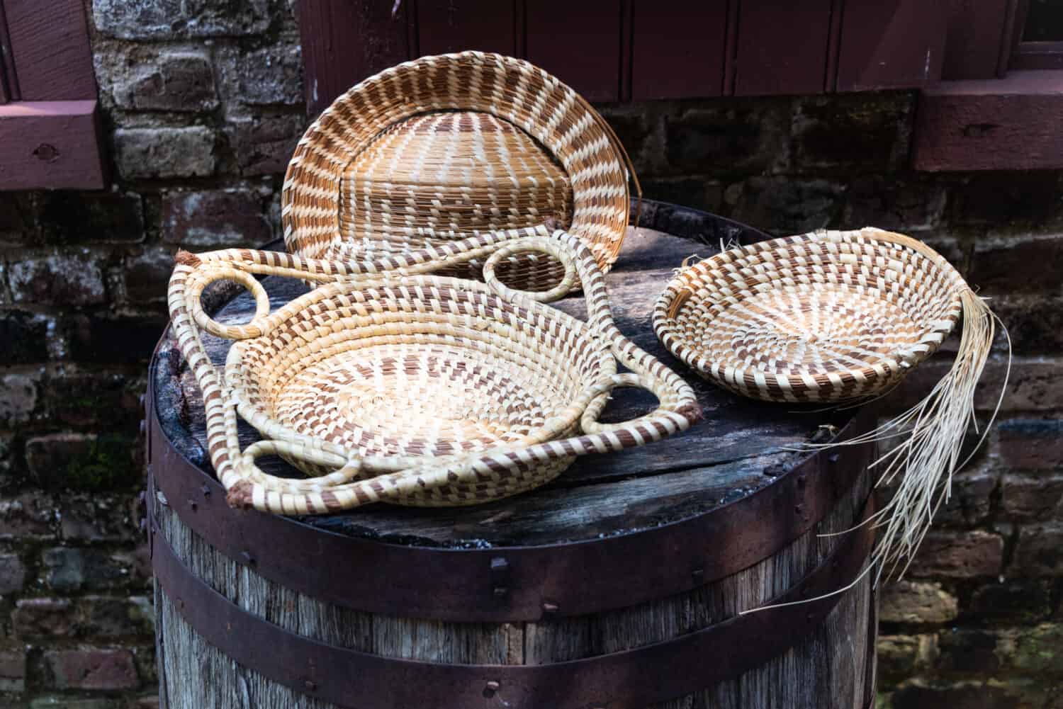 Una foto di cestini di erba dolce fatti a mano realizzati nello stile Gullah-Geechee di Lowcountry, nella Carolina del Sud.