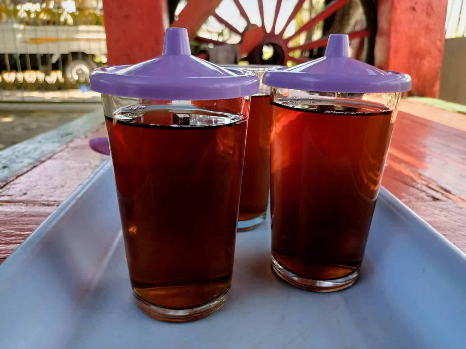 Tè dolce marrone.  Tè usando un bicchiere lungo.  Il tè è adatto per essere bevuto al mattino.  Tè caldo