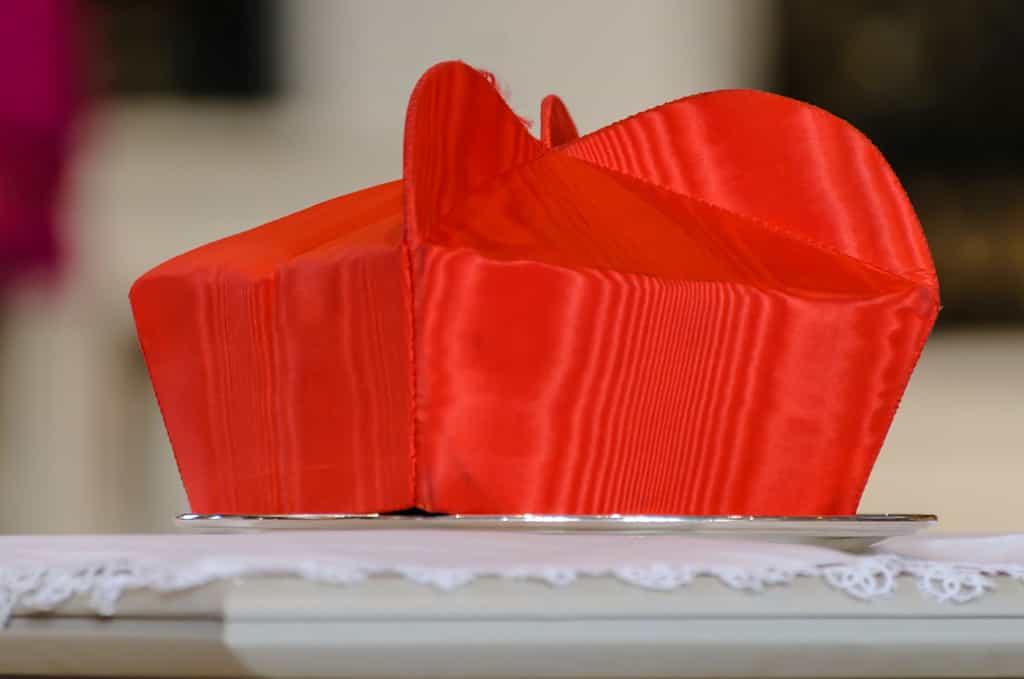Il cappello Beretta di un cardinale si trova su un tavolo durante una messa da requiem