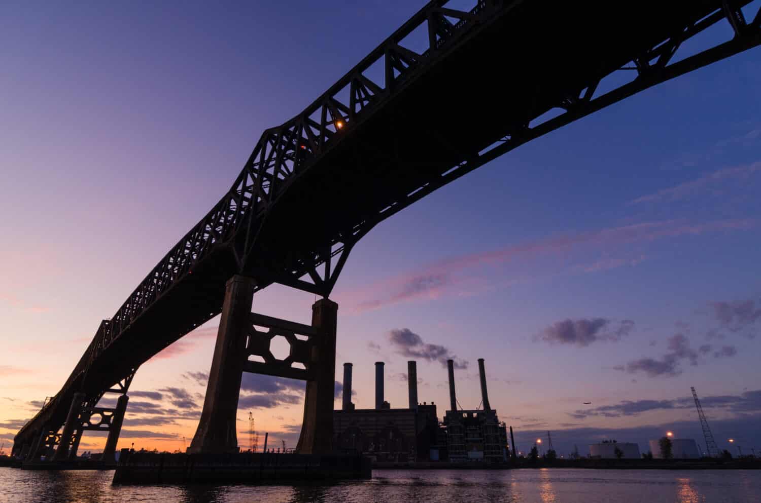 Ponte e zona industriale proiettati al tramonto