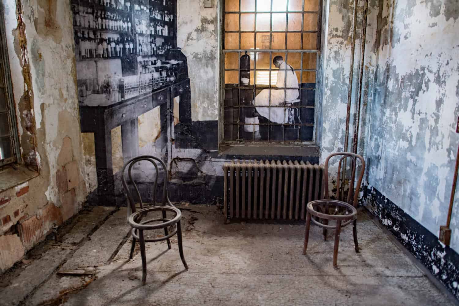 Vista interna delle stanze dell'ospedale psichiatrico abbandonato di Ellis Island
