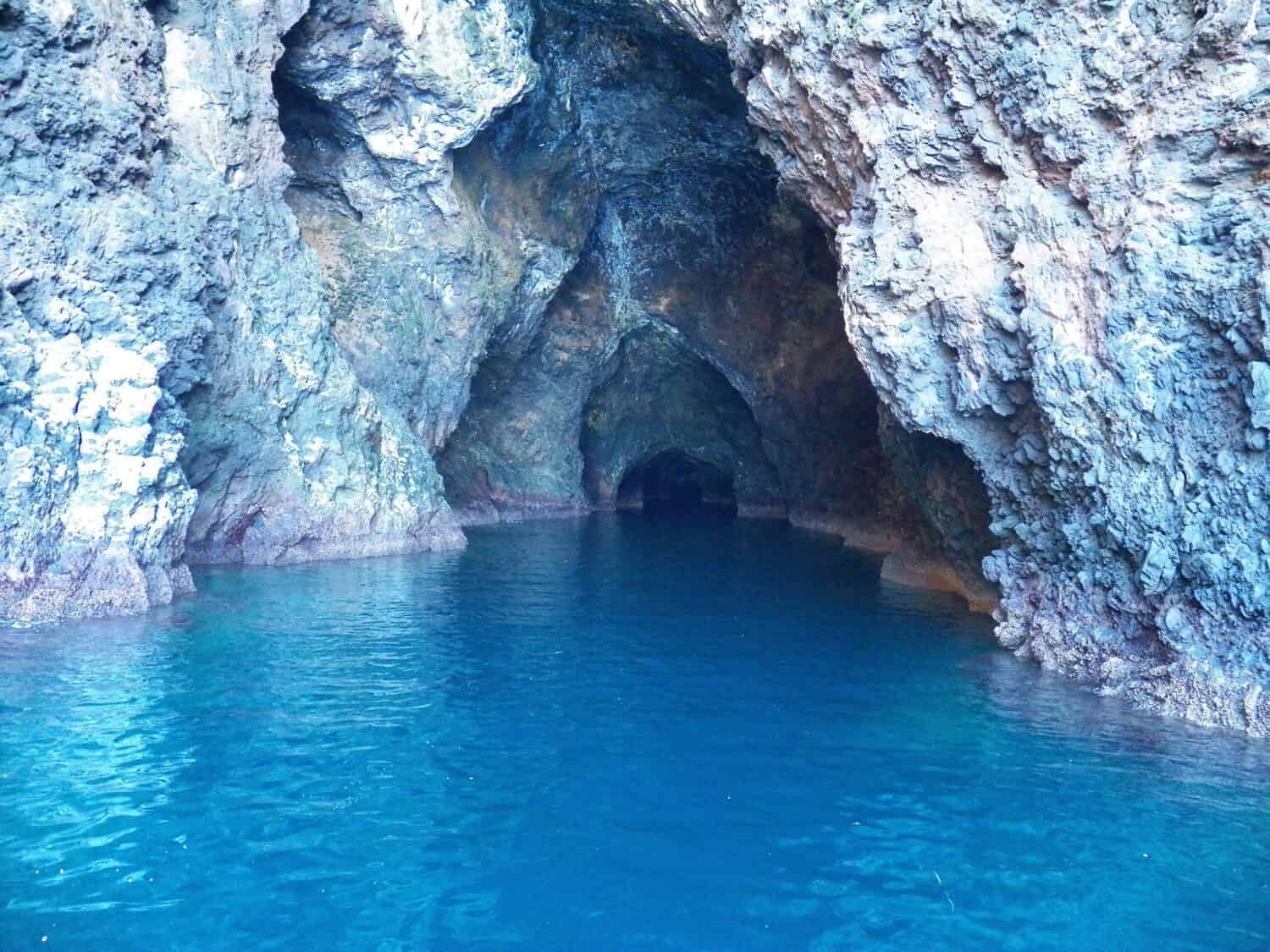 La bella e colorata grotta dipinta a Santa Cruz Island, Isole del Canale.