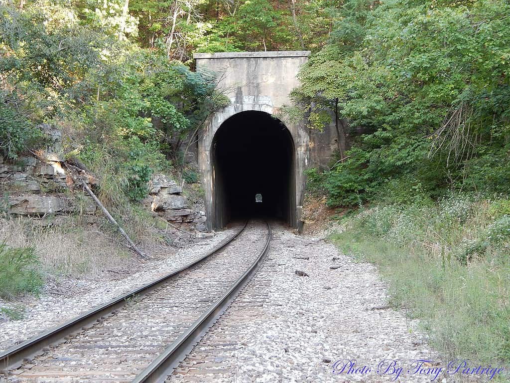 Crest e Cricket Tunnel Arkansas