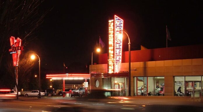 Il Varsity Drive-In in una notte movimentata.