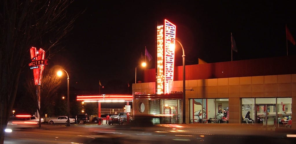 Il Varsity Drive-In in una notte movimentata.