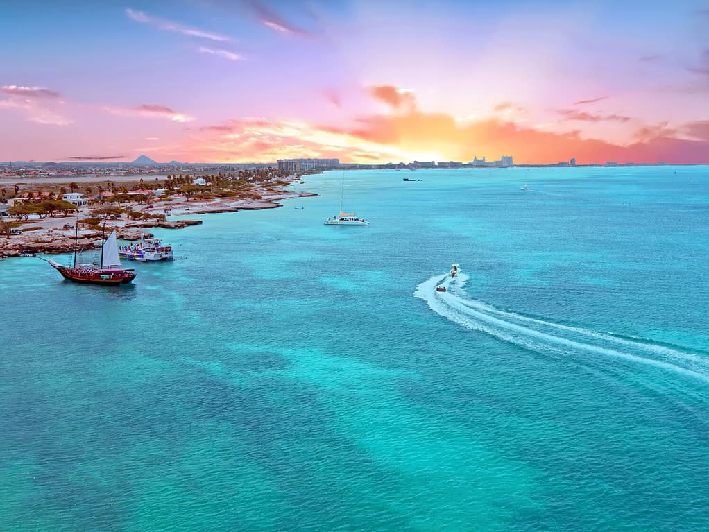 Antenna dall'isola di Aruba nel Mar dei Caraibi al tramonto