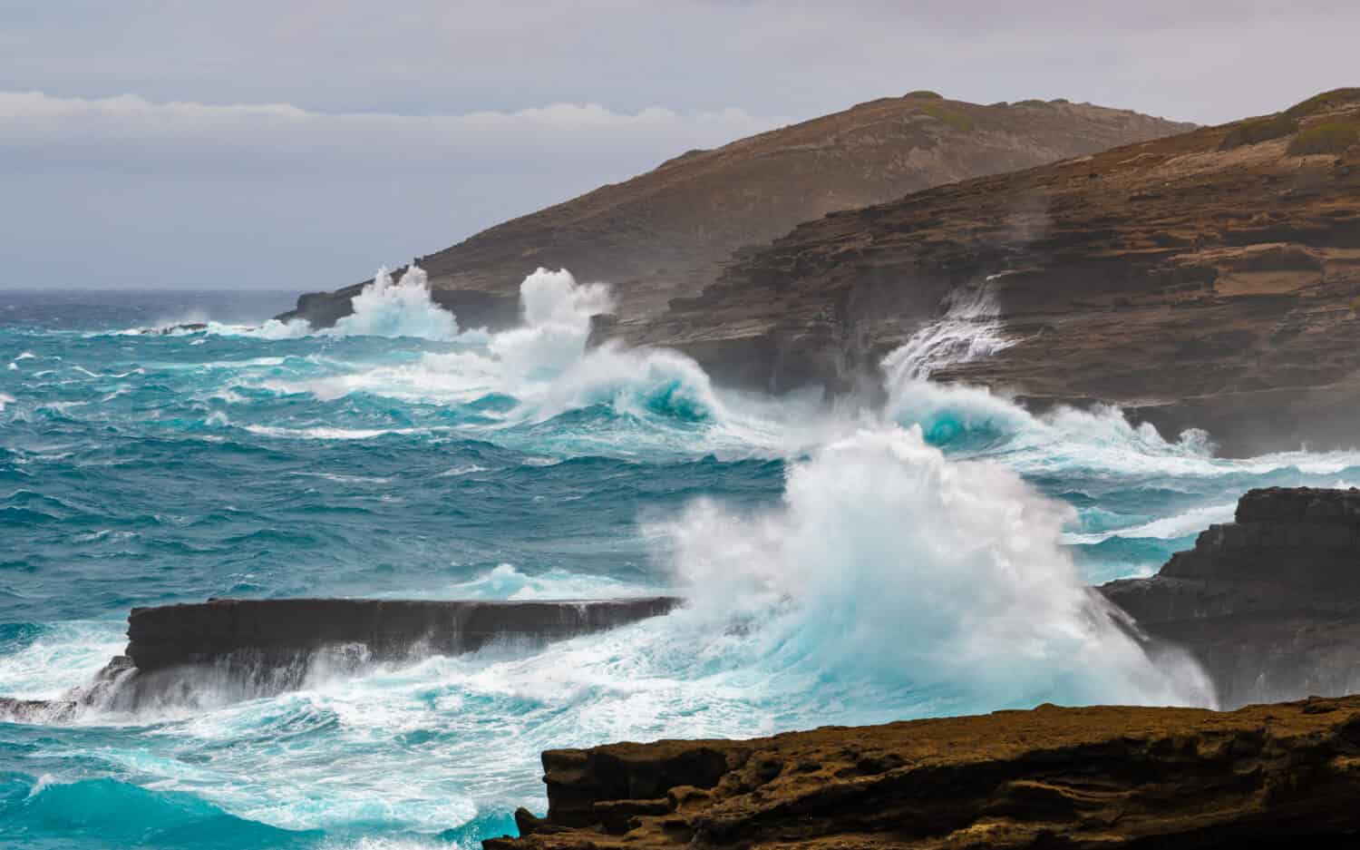 mare mosso intorno alle scogliere di East Oahu, Hawaii durante l'approccio dell'uragano Lane il 24 agosto 2018