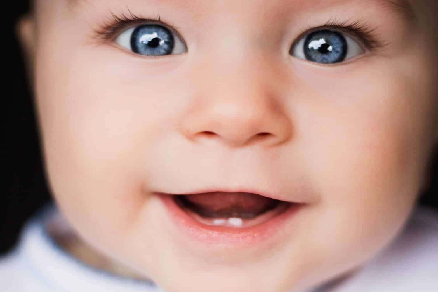 Ritratto del bambino.  Fronte del primo piano con gli occhi azzurri luminosi.  Bambini, occhi, oftalmologia, curiosità, felicità, esplorare il mondo, gioia, infanzia, psicologia, genitorialità, concetti di ritratto
