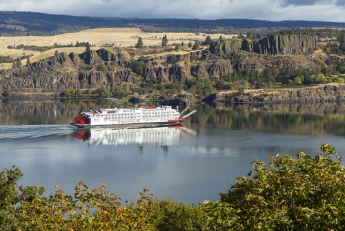 Barca a remi che naviga lungo il fiume Columbia nella gola del fiume Columbia che separa l'Oregon da Washington.