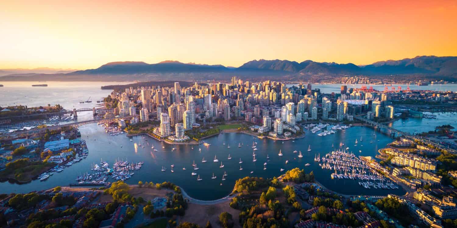 Bella vista aerea dello skyline del centro di Vancouver, British Columbia, Canada al tramonto