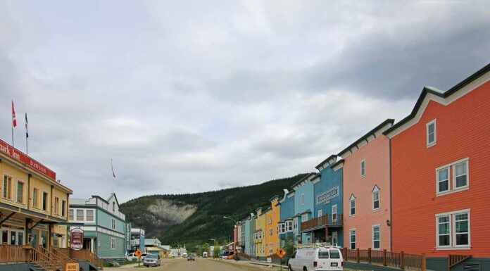 Edifici storici e tipiche case di legno tradizionali in una strada principale a Dawson City, Yukon, Canada.