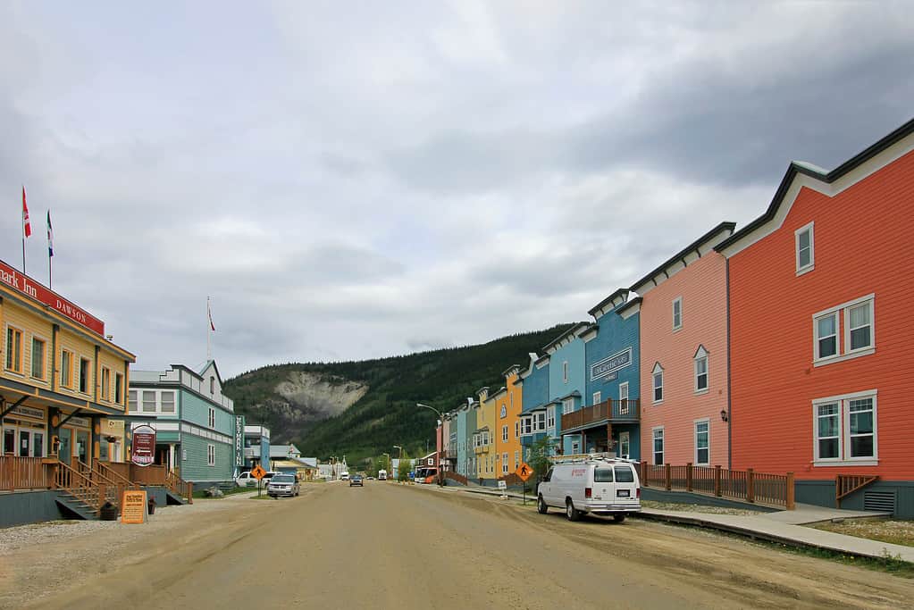 Edifici storici e tipiche case di legno tradizionali in una strada principale a Dawson City, Yukon, Canada.