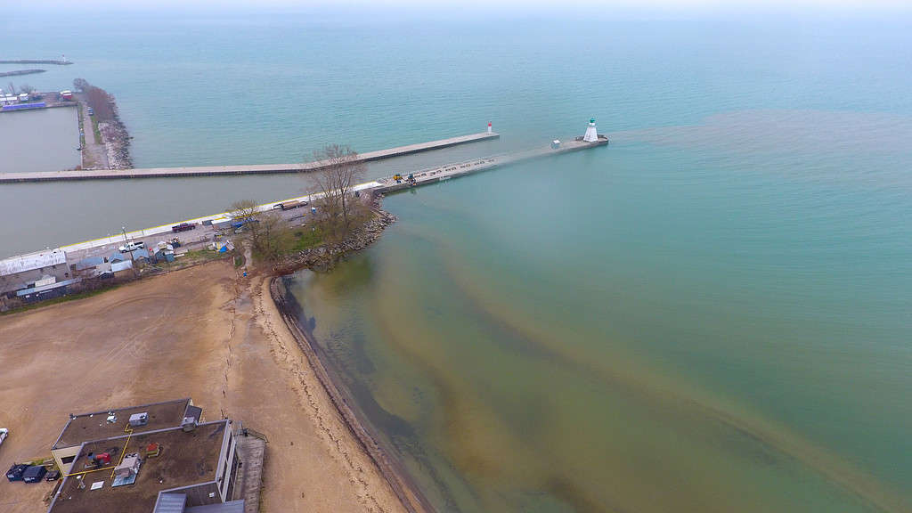 Vista aerea dell'inquinamento delle acque contaminate da olio che viene rilasciato nel lago Erie dalle acciaierie di Nanticoke, visto sulla spiaggia sulla riva di Port Dover, Ontario.