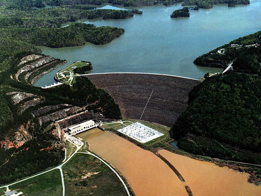 Il Corpo degli ingegneri dell'esercito degli Stati Uniti ha costruito la diga nel 1977 per il controllo delle inondazioni e la produzione di energia idroelettrica.  La diga sequestra il lago Carters nelle montagne della Georgia nordoccidentale.