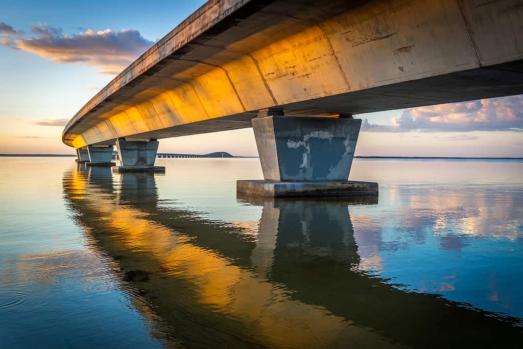 Garcon Point Bridge a Garcon Point, Florida, l'acqua che si riflette sotto