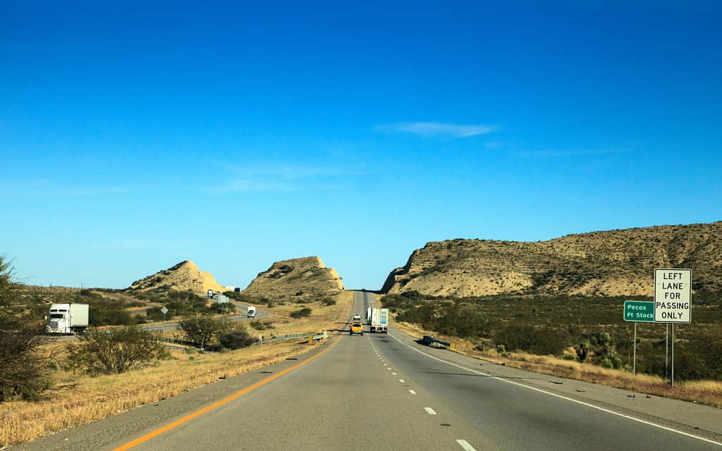 La Sierra Blanca e le montagne Davis visibili dall'autostrada I-10 si dirigevano a Fort Stockton, in Texas.