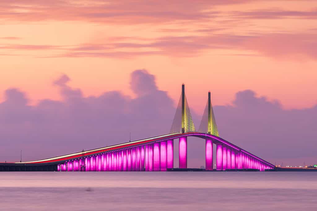 Sunshine Skyway Bridge attraversa la Lower Tampa Bay e collega Terra Ceia a St. Petersburg, Florida, Stati Uniti.