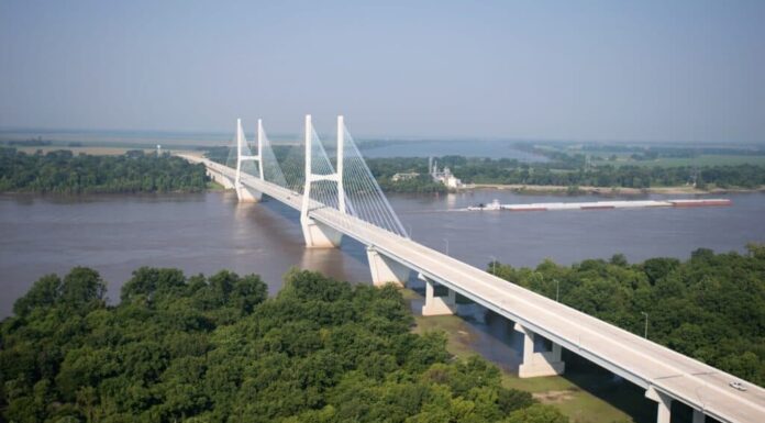 Scopri il ponte più lungo del Mississippi: un colosso di 13.560 piedi
