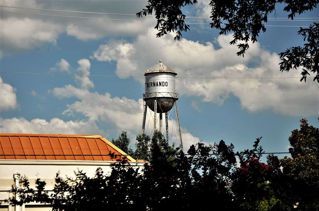La storica torre dell'acqua di Hernando dai terreni del tribunale della contea di Desoto nel Mississippi