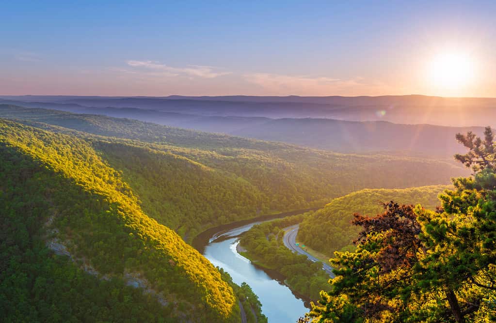 Delaware Water Gap Recreation Area vista al tramonto dal Monte Tammany situato nel New Jersey