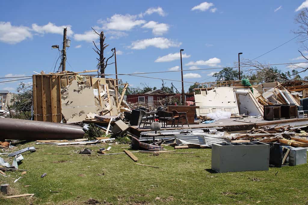 Aziende e case distrutte a Tuscaloosa dopo che un tornado EF 4 ha colpito la città il 27 aprile 2011.