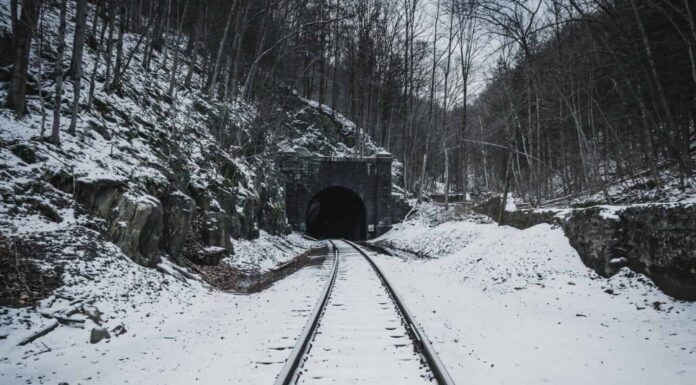 Il portale est dell'Hoosac Tunnel, uno dei luoghi più infestati d'America