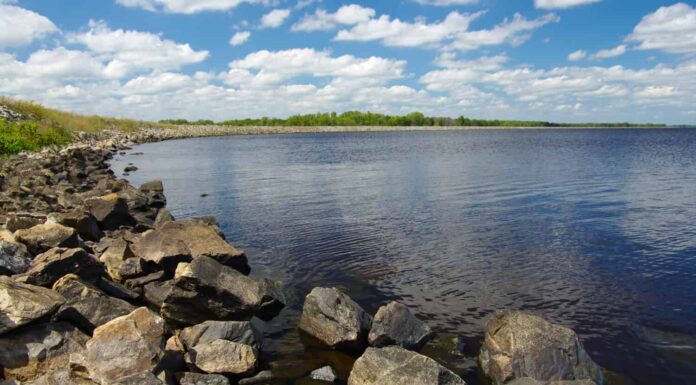 Rocky Shoreline: grandi massi aiutano a formare un lato del lago Petenwell nel Wisconsin centrale.