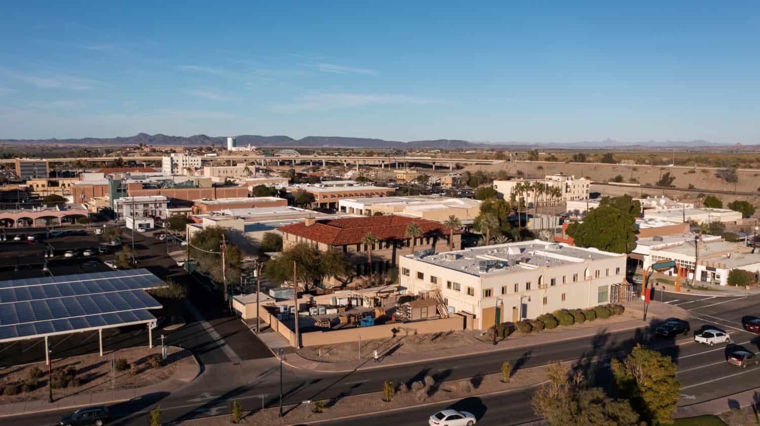 Tramonto vista aerea del paesaggio urbano del centro di Yuma, Arizona, Stati Uniti.
