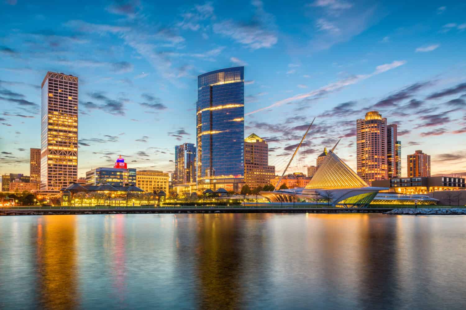 Milwaukee, Wisconsin, USA skyline del centro città sul lago Michigan al crepuscolo.