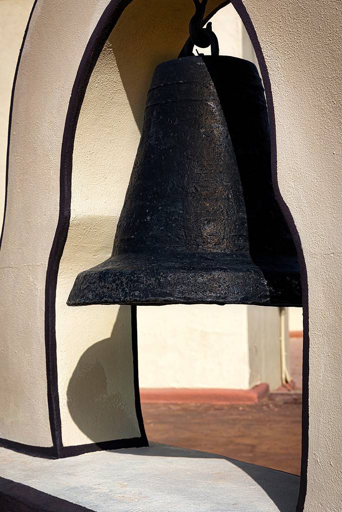 La vecchia campana di fronte alla Missione Ysleta, sul Mission Trail, a El Paso, Texas.