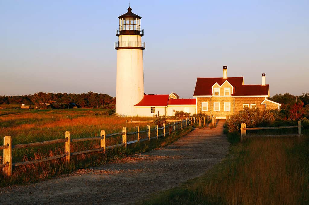 L'Highland Light, noto anche come Cape Cod Light, è il faro più antico e più alto di Cape Cod.  Era il soggetto del dipinto Highland Light, North Truro dell'artista Edward Hopper.