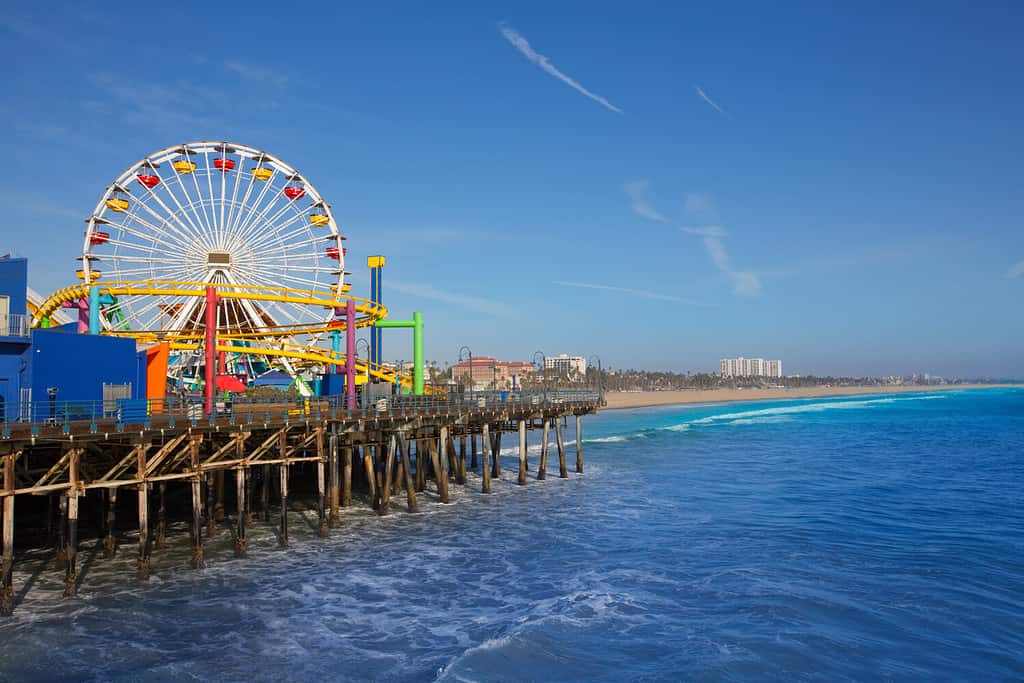 Ruota panoramica del molo di Santa Monica in California USA sull'Oceano Pacifico blu