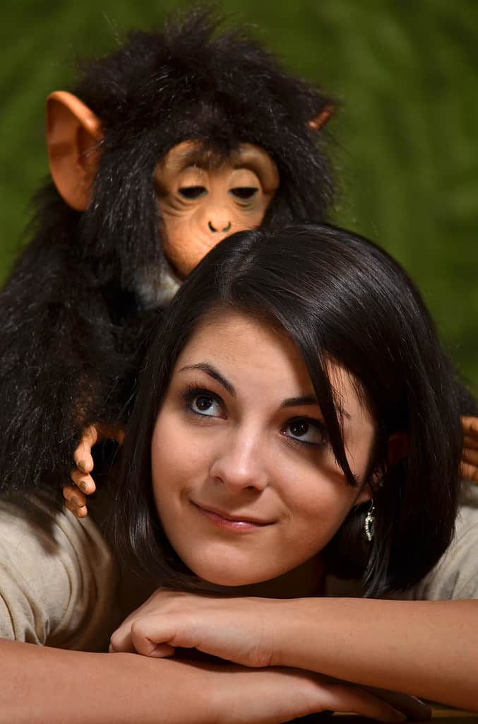 Ragazza adolescente con una scimmia sulla schiena.