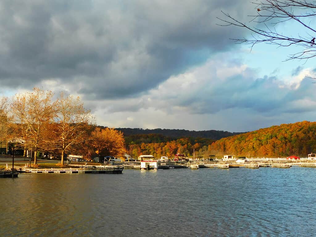 Vista lago del porto turistico in autunno.  Immagine scattata a Seven Springs, Raystown Lake Region, Pennsylvania.  Sullo sfondo si vedono i monti Appalachi.