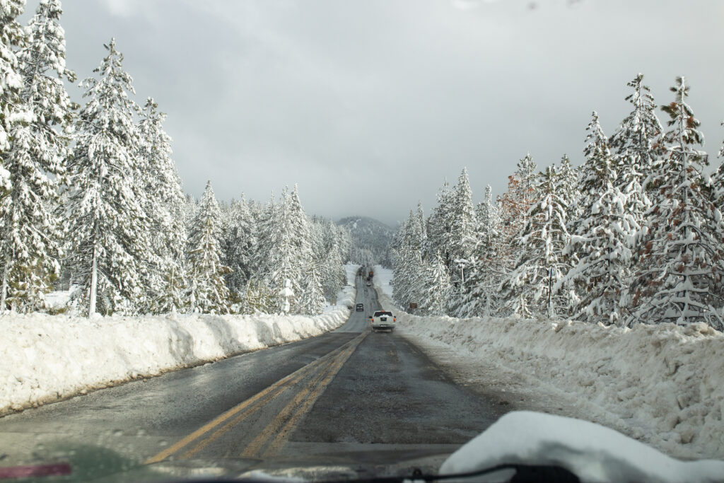 Una strada innevata a Lake Tahoe, California