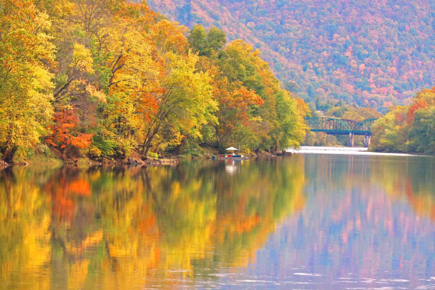 Riflessi autunnali nel fiume Kanawha West Virginia