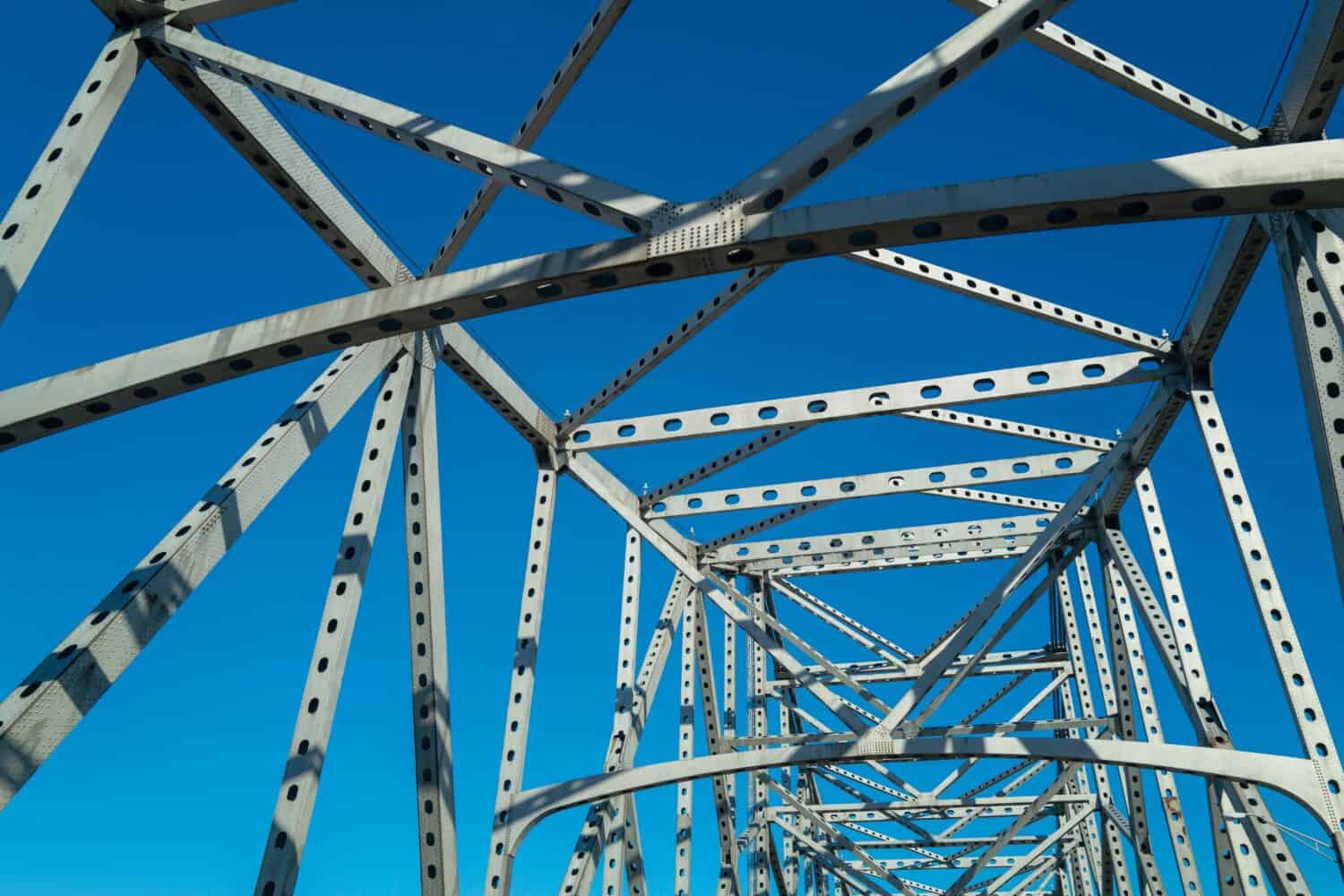Ponte Horace Wilkinson, geometria astratta ravvicinata, a Baton Rouge sull'autostrada Interstate 10 sopra il fiume Mississippi in Louisiana, Stati Uniti