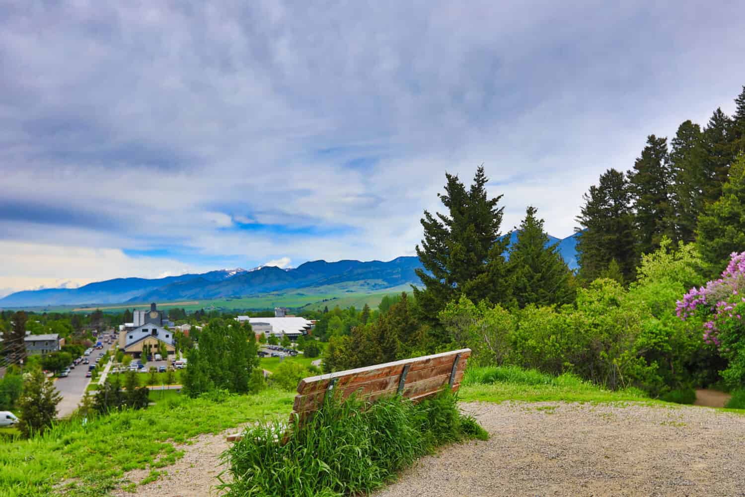 Le colline di Bozeman, nel Montana, sono piene di sentieri per passeggiate, corsa e altre attività di fitness.  Ci sono viste pittoresche sulla città e sulle montagne.  Ci sono panchine per godersi il panorama.