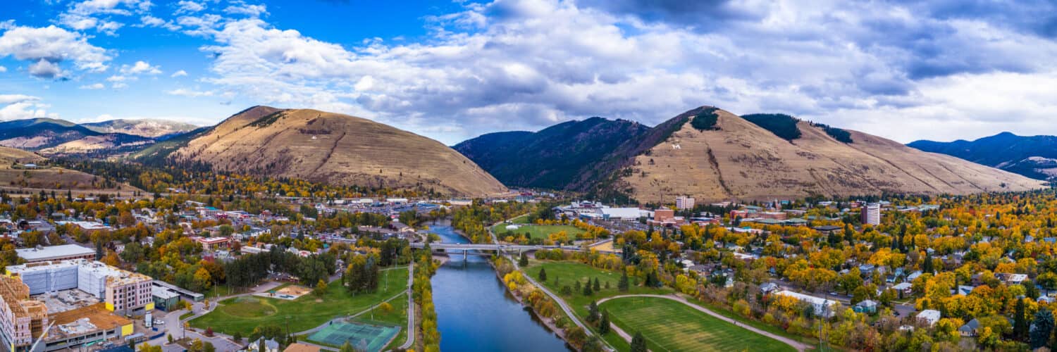 Questa è una panoramica aerea vicino al ponte di Higgins Street a Missoula, nel Montana, in una bella giornata autunnale nel Montana occidentale.  Puoi vedere la M sul Monte Sentinel e la L sul Monte Jumbo.