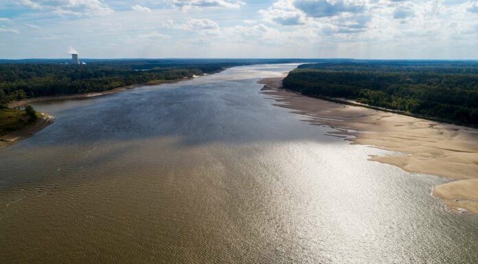 Vista drone del fiume Mississippi che scorre oltre la stazione nucleare del Grand Gulf