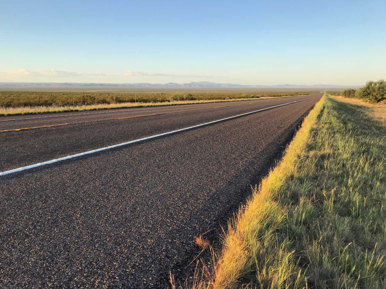 Strada solitaria nel Texas occidentale