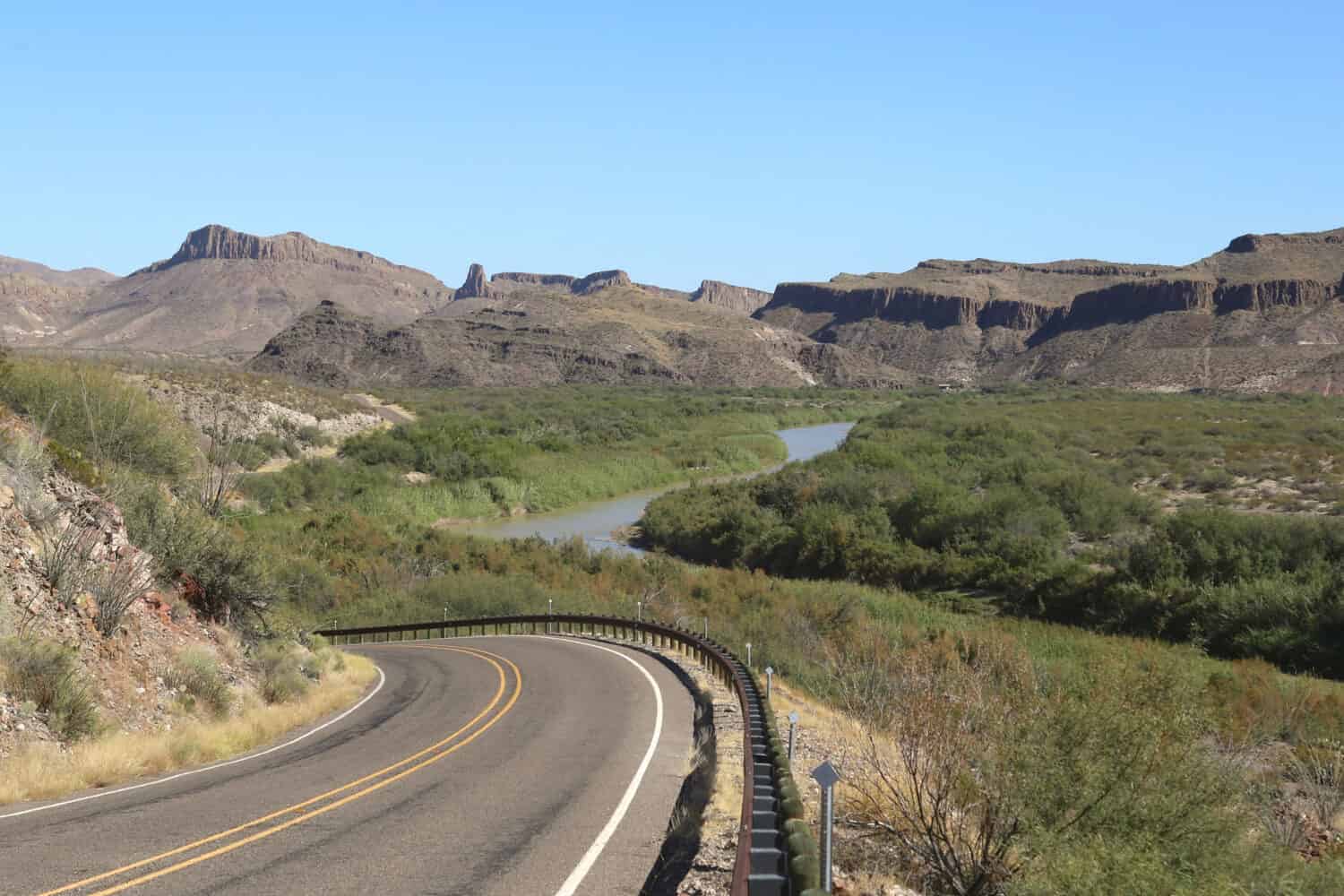 River Road e il fiume Rio Grande vicino al Grassy Bank Campground, Big Bend Ranch state Park, Texas