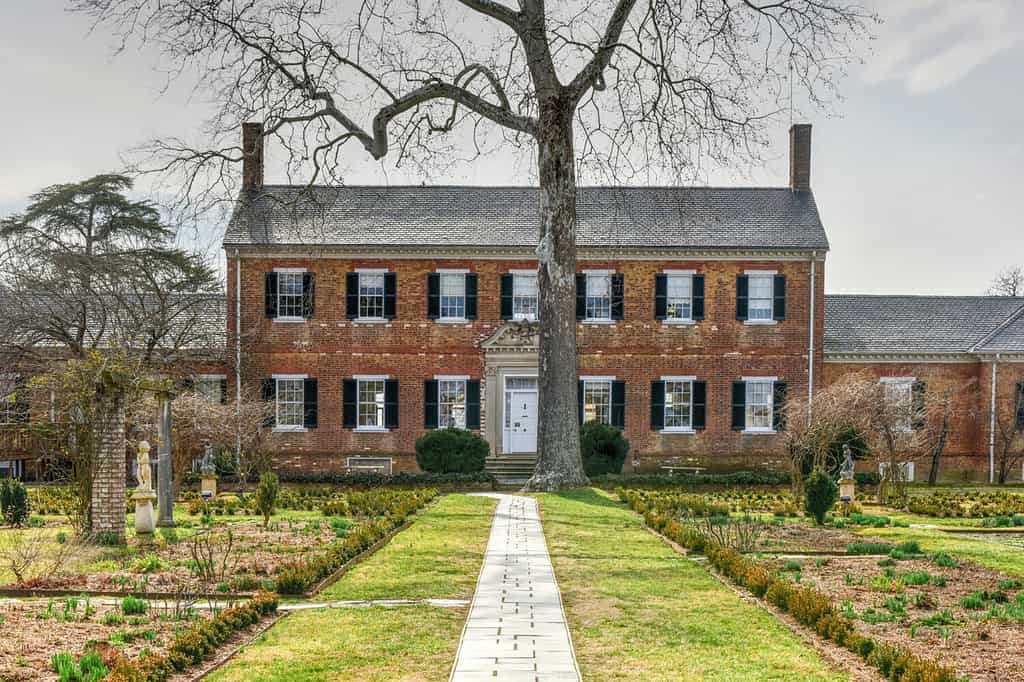 Chatham Manor, una casa in stile georgiano completata nel 1771 sul fiume Rappahannock nella contea di Stafford, in Virginia, di fronte a Fredericksburg.