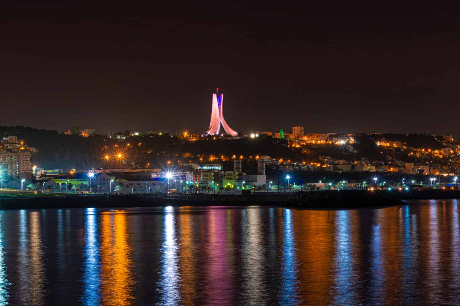 Vista di Algeri di notte dal parco Sablette