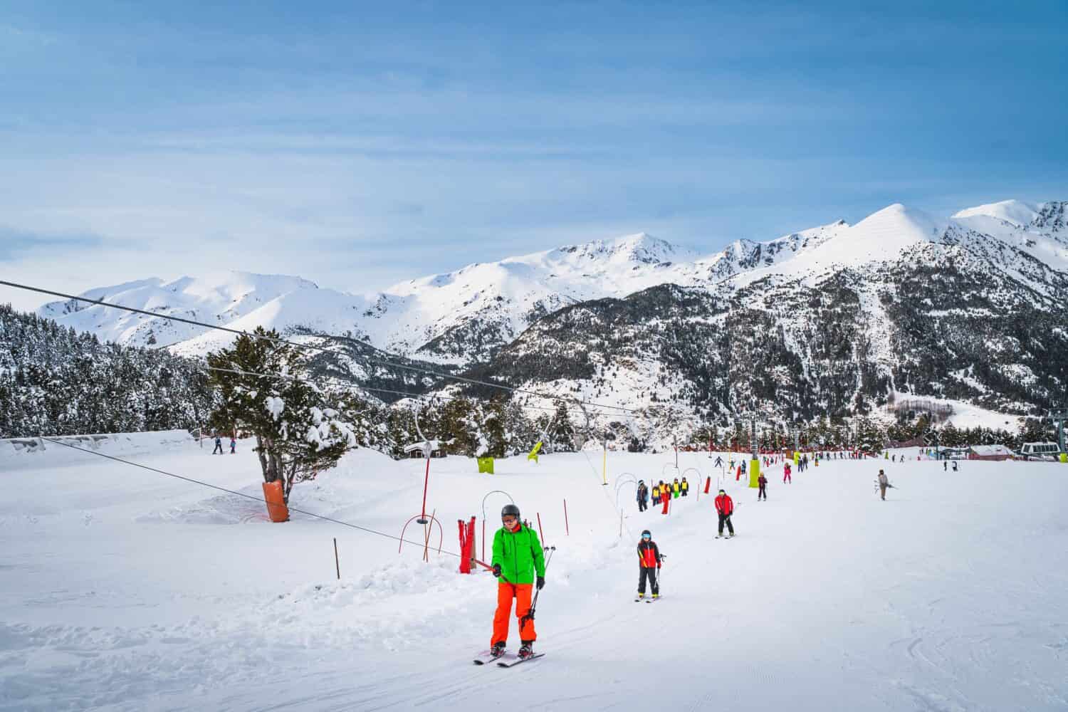 Persone, adulti e bambini, sciatori e snowboarder che salgono in skilift.  Vacanze invernali sugli sci in Andorra, El Tarter, Pirenei, Grandvalira